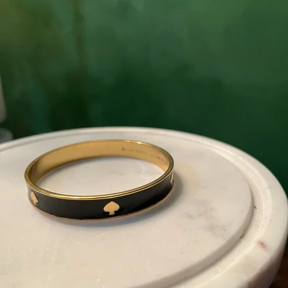 ♠️KATE SPADE SPOT THE SPADE BLACK ENAMEL GOLD BANGLE BRACELET - Picture 2 of 3